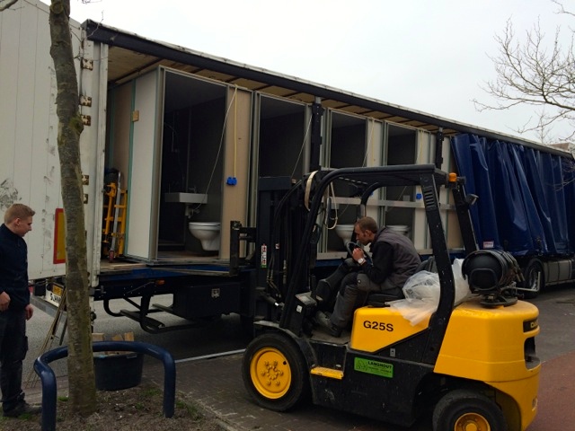 De badkamers zijn geleverd#Prefab Noordvliet